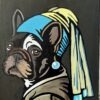 Éclat discret, regard tendre : la perle accroche la lumière, mais c’est toujours Frenchie Moustache qui attire l’attention. Réinterprétation fantaisiste de Vermeer, maître de l’intime au XVIIe siècle, qui aurait sans doute été surpris de voir un bouledogue trôner à la place de sa muse. Et pourtant, la grâce reste intacte !!!