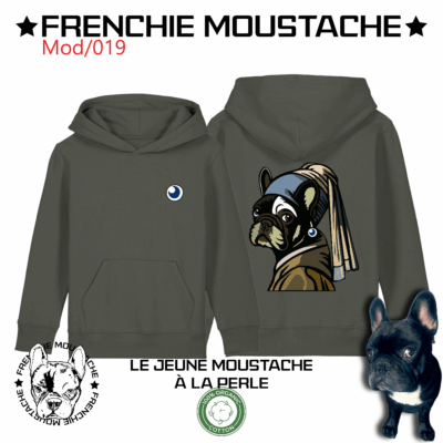 Éclat discret, regard tendre : la perle accroche la lumière, mais c’est toujours Frenchie Moustache qui attire l’attention. Réinterprétation fantaisiste de Vermeer, maître de l’intime au XVIIe siècle, qui aurait sans doute été surpris de voir un bouledogue trôner à la place de sa muse. Et pourtant, la grâce reste intacte !!!