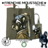 Éclat discret, regard tendre : la perle accroche la lumière, mais c’est toujours Frenchie Moustache qui attire l’attention. Réinterprétation fantaisiste de Vermeer, maître de l’intime au XVIIe siècle, qui aurait sans doute été surpris de voir un bouledogue trôner à la place de sa muse. Et pourtant, la grâce reste intacte !!!