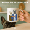 Fourche en main, couple figé, austérité du Midwest… Remplacée par la mine impassible de nos Frenchies préférés j'ai nommé Moustache & Olive au regard beaucoup moins sévère. Réinterprétation Strasbourgeoise de Grant Wood (1930), dont la toile était déjà une satire des mœurs rurales américaines. Ici, Frenchie Moustache ajoute une dose de saucisse à l’austérité !!!