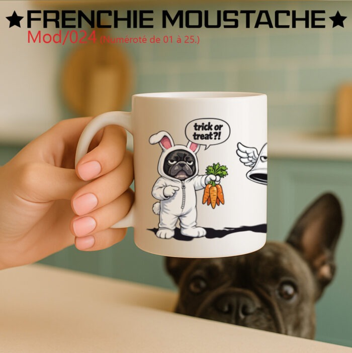 Présentaion Mug - Bad Bunny face 1 Pâques… vraiment ? Moustache n’y croit pas une seconde. Oreilles de lapin, regard blasé, et ces carottes… clairement pas offertes. “You kidding me ?!” La douceur en façade, le sarcasme juste derrière. Un visuel entre mignon et mauvaise foi, comme on les aime. Coton bio, coupe impeccable, à porter quand t’en peux plus… mais avec style.